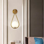 Applique goutte en métal et globe opalin – Monge dans un intérieur