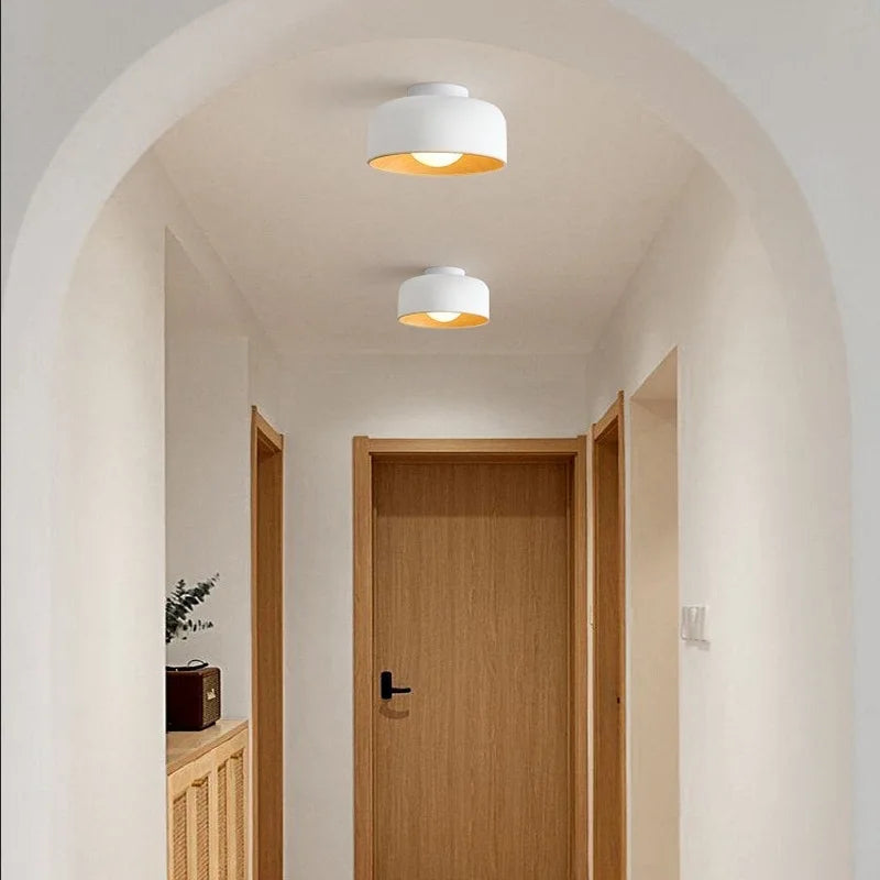 Petit plafonnier bol laqué, intérieur effet bois, Ø 22 cm – Aups dans un intérieur