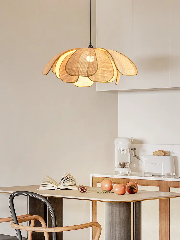 Suspension pétales en rotin naturel, bohème – Hagi dans un intérieur