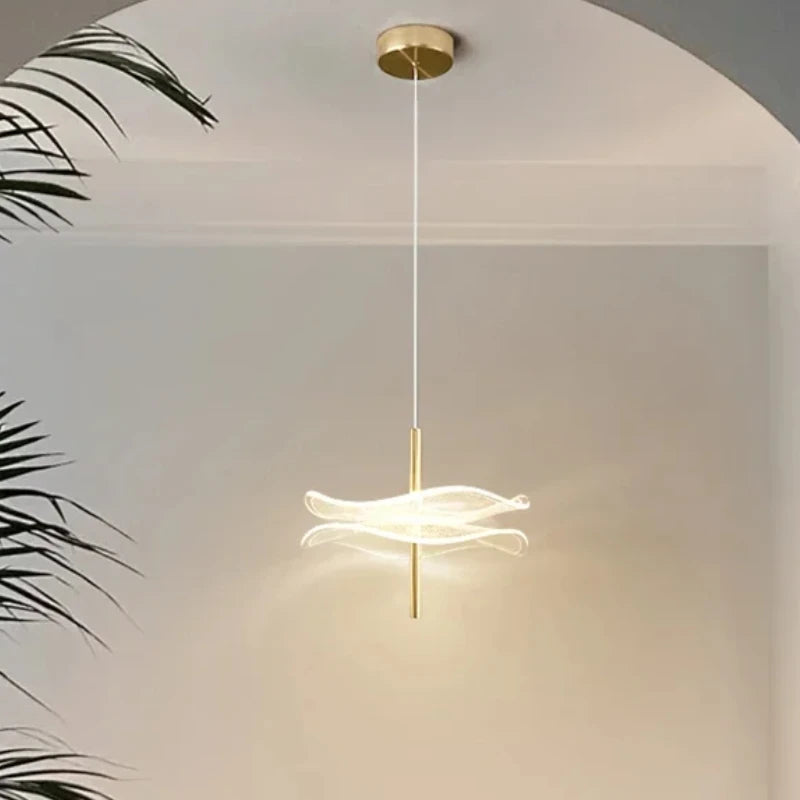 Suspension pétales d'acrylique ondulé, tige dorée – Limone dans un intérieur