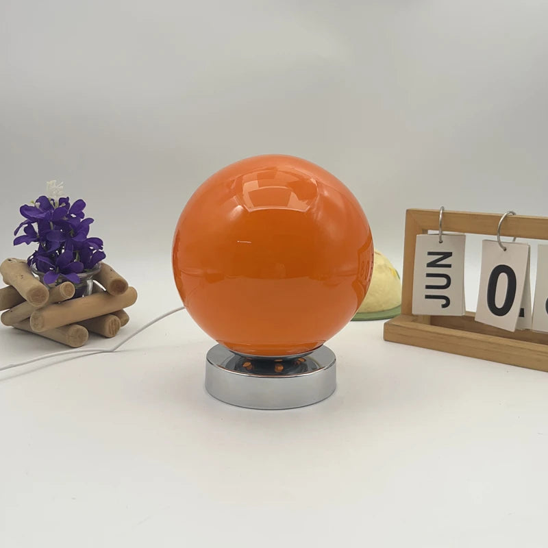 Kurobe, globe de verre sur socle chromé, en situation