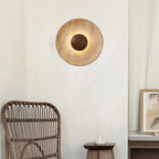 Applique disque en travertin et sphère en bois, Ø 25 cm – Venasque dans un intérieur