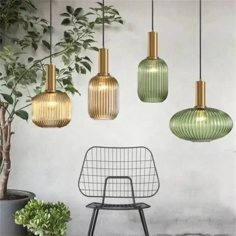 Suspension en verre strié fumé, ambré ou vert, laiton – Dozza, vue d’ambiance