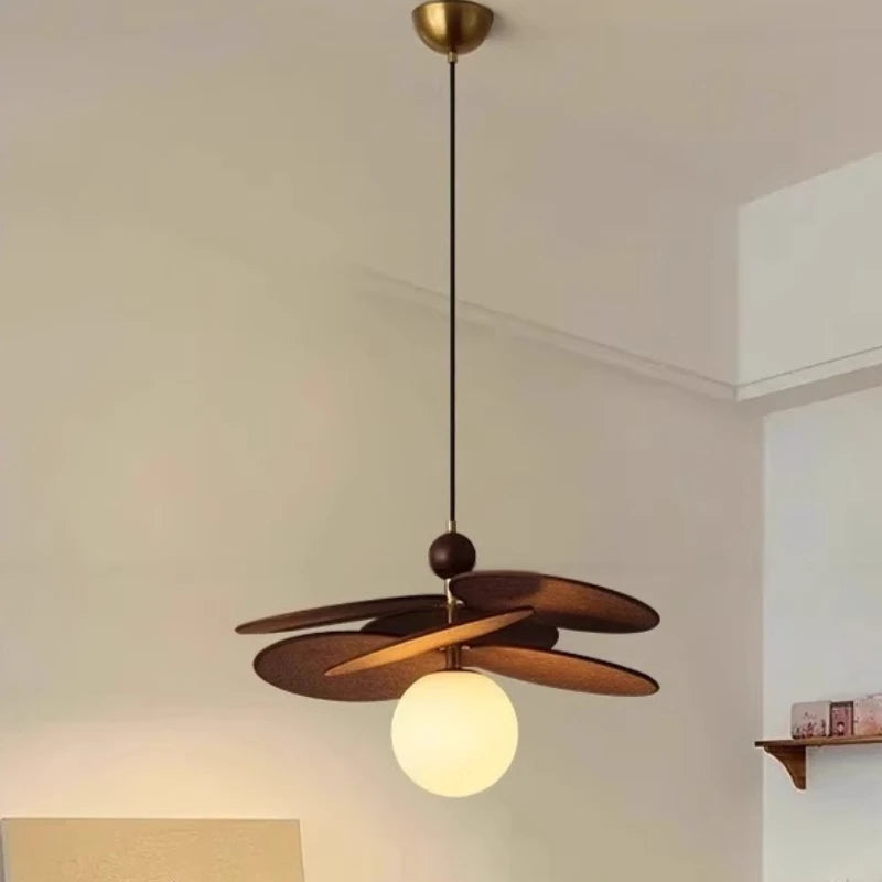 Suspension pétales en rotin et globes de verre – Lerici dans un intérieur