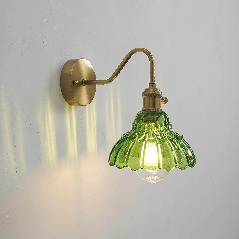 Applique en laiton et verre à fleurs, vert, ambré ou clair – Sospel dans un intérieur