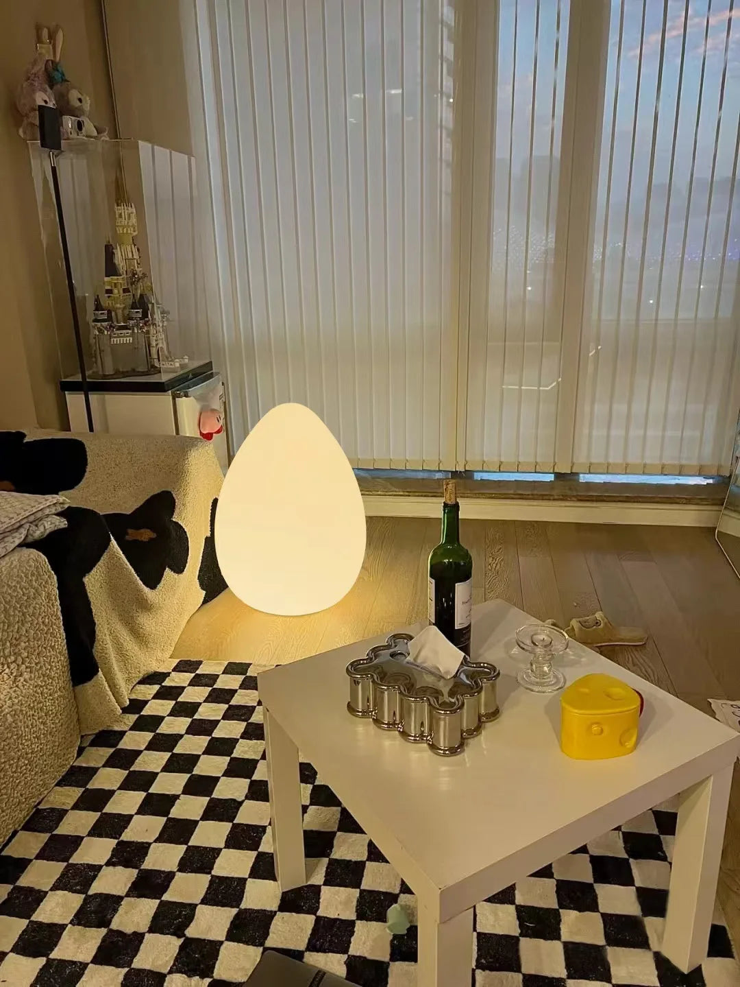 Espelette, œuf de lumière posé au sol, en situation