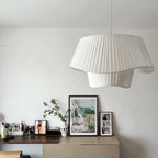 Suspension plissée en tissu blanc, style moderne – Grignan, vue d’ambiance