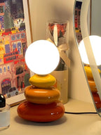 Lampe galets de céramique et globe opalin, trois teintes – Vieste, vue d’ambiance