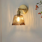 Applique en laiton et verre ambré façonné à la main – Locquirec dans un intérieur
