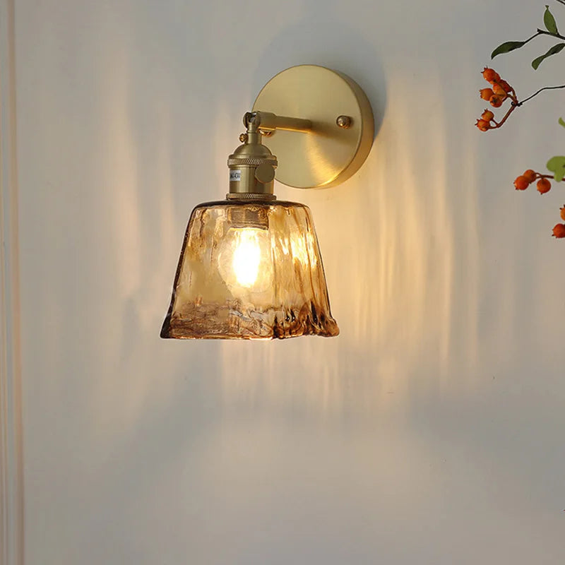 Applique en laiton et verre ambré façonné à la main – Locquirec dans un intérieur