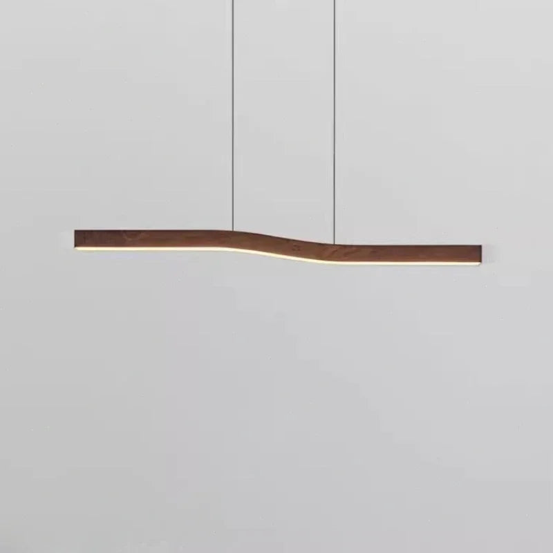 Suspension linéaire ondulée en bois de noyer – Ronda, sur fond clair