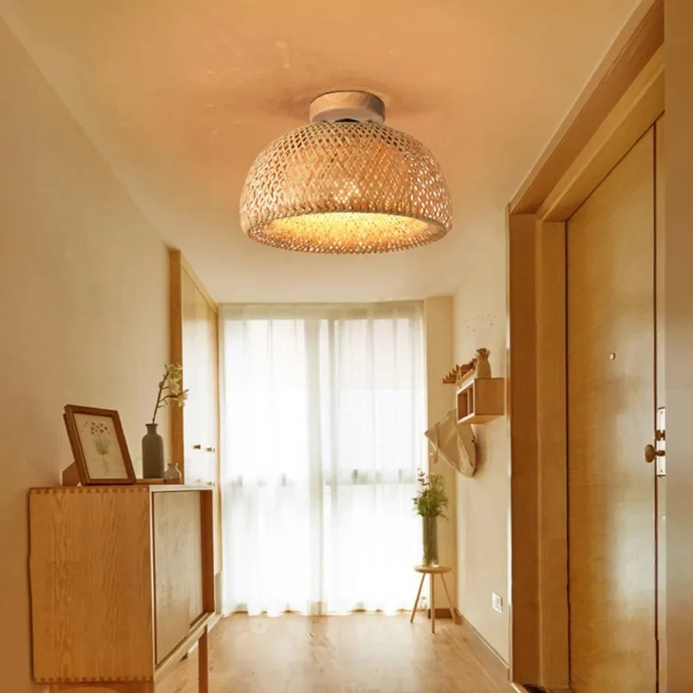 Plafonnier en bambou tressé main, deux tailles – Iya dans un intérieur