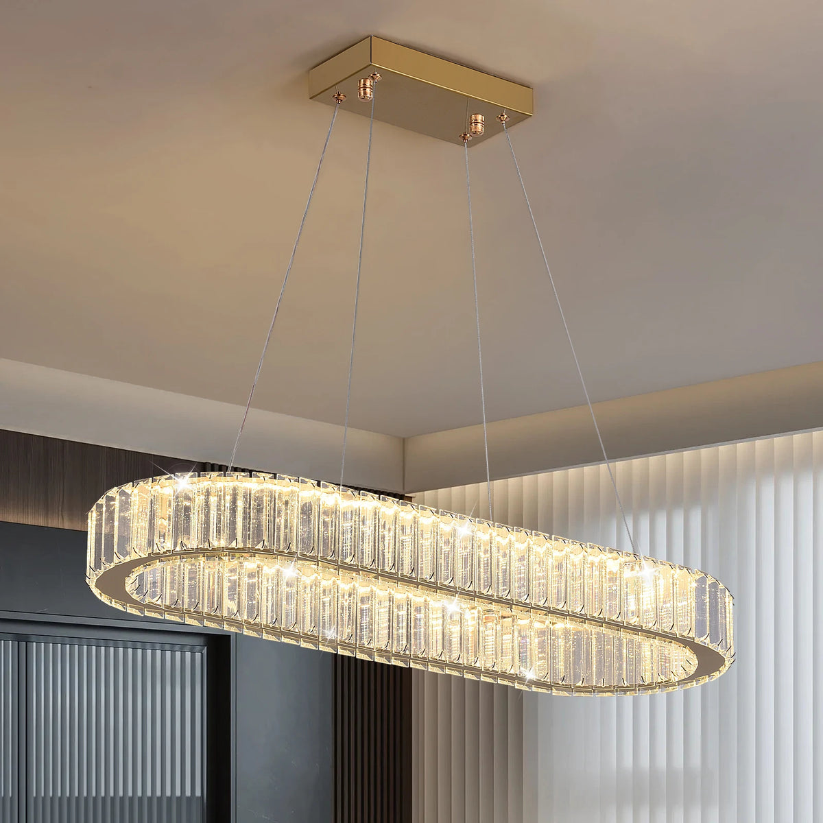 Lustre ovale en cristal doré, 70 cm, télécommande – Compiègne, vue d’ambiance