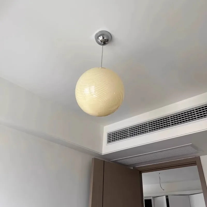 Suspension boule en verre à spirale, tons pastel – Polignano dans un intérieur
