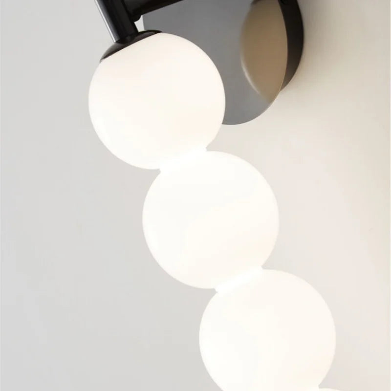 Applique colonne de globes opalins, dorée ou noire – Pézenas, vue de détail