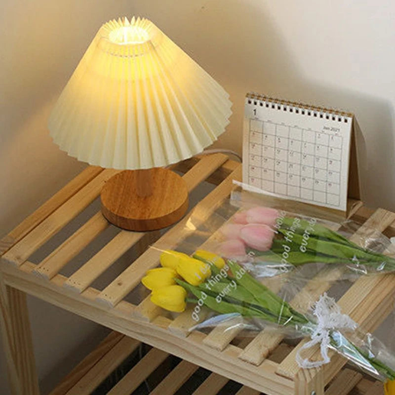 Petite lampe abat-jour plissé et pied en bois – Collonges dans un intérieur