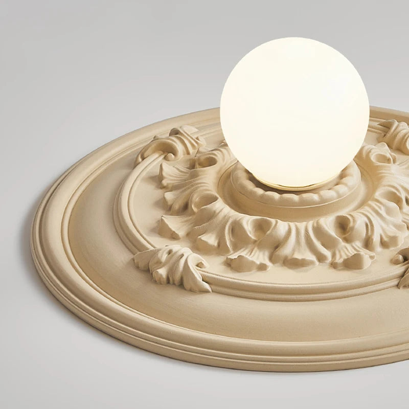 Plafonnier rosace moulurée et globe, crème ou blanc – Haussmann, sur fond clair