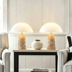 Lampe champignon, dôme blanc et pied effet marbre – Banon dans un intérieur