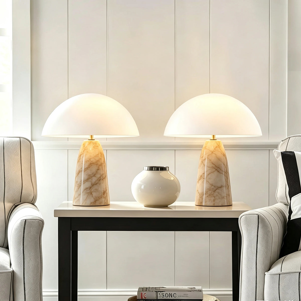 Lampe champignon, dôme blanc et pied effet marbre – Banon dans un intérieur