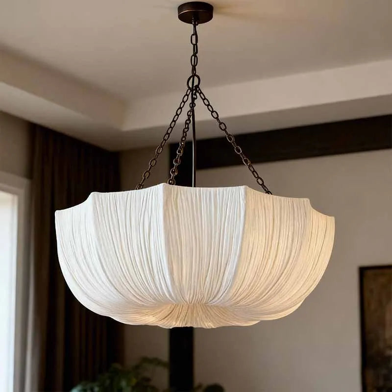 Suspension en tissu plissé et chaîne, style wabi-sabi – Ohara allumée