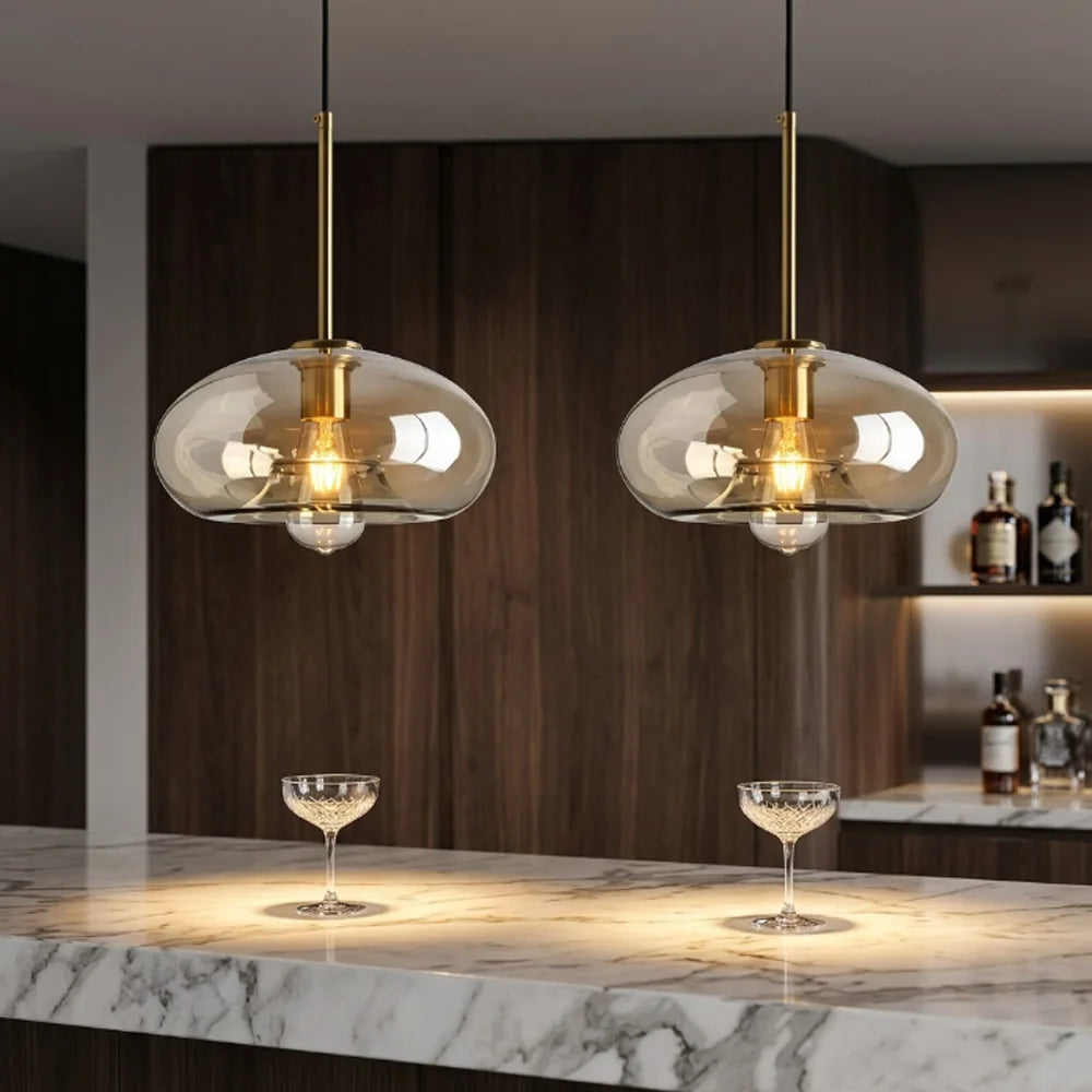 Suspension en verre cognac, cinq formes, monture laiton – Sovana, vue d’ambiance