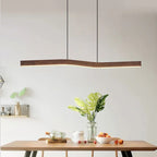 Suspension linéaire ondulée en bois de noyer – Ronda dans un intérieur