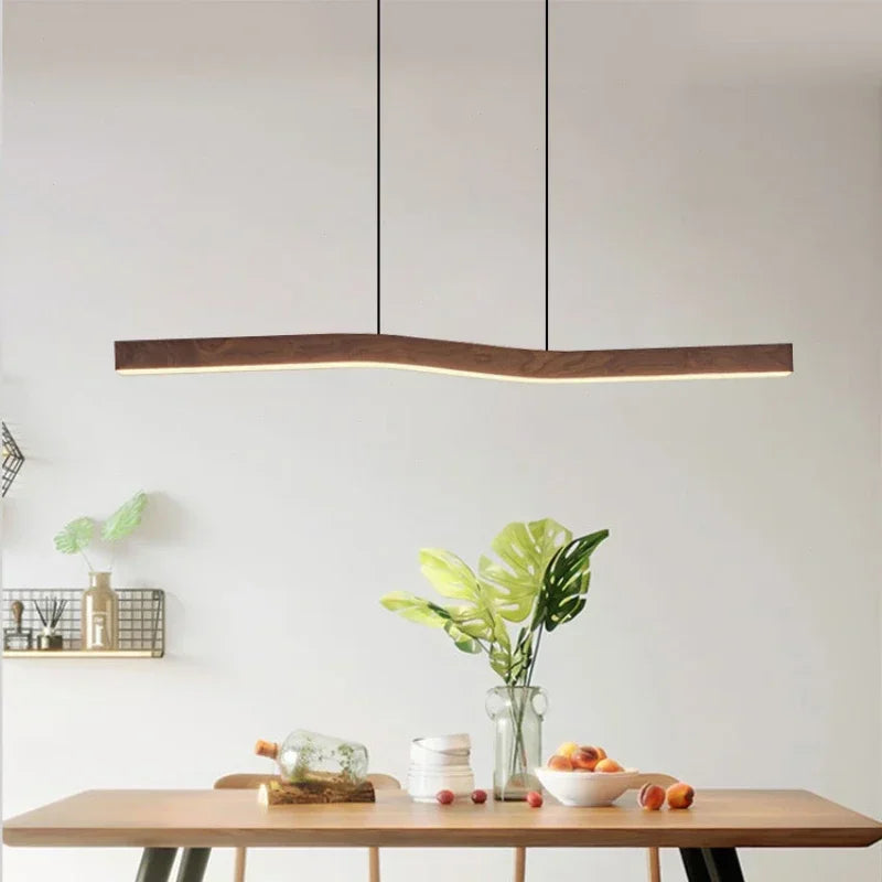 Suspension linéaire ondulée en bois de noyer – Ronda dans un intérieur