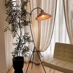 Lampadaire arc en bois courbé et abat-jour en tissu – Grimaud, vue d’ambiance