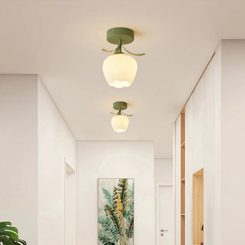 Plafonnier bouton de fleur en verre crème, vert ou blanc – Lagnes dans un intérieur