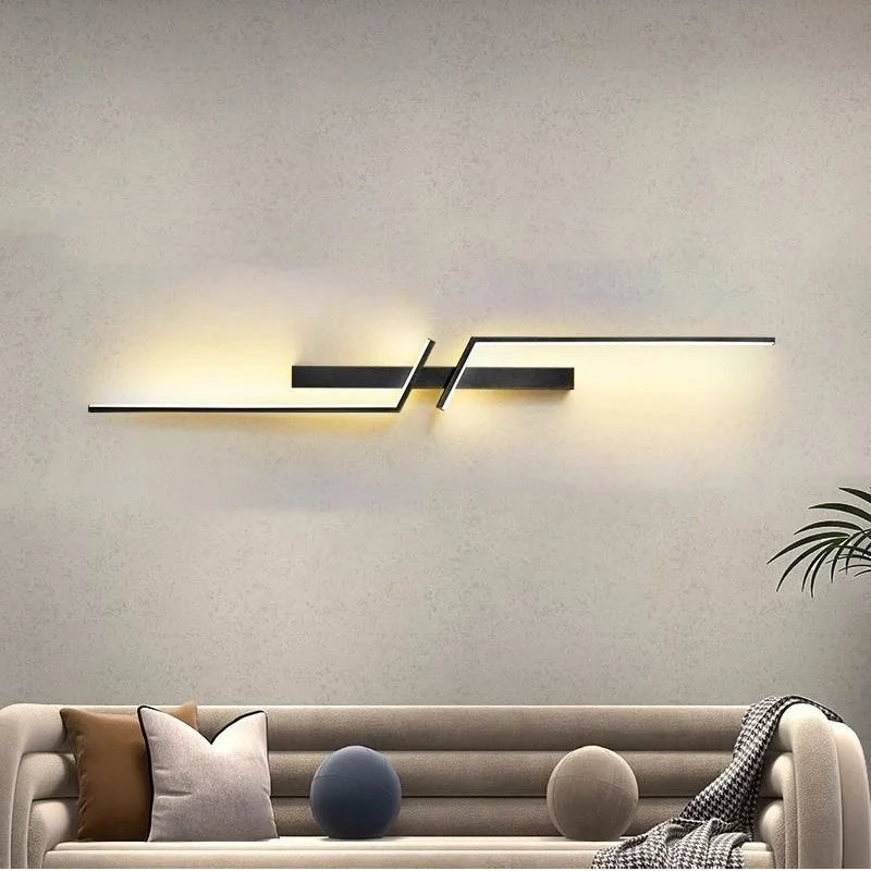 Applique LED longue ligne brisée, noir ou doré, 60 à 100 cm – Lussan dans un intérieur