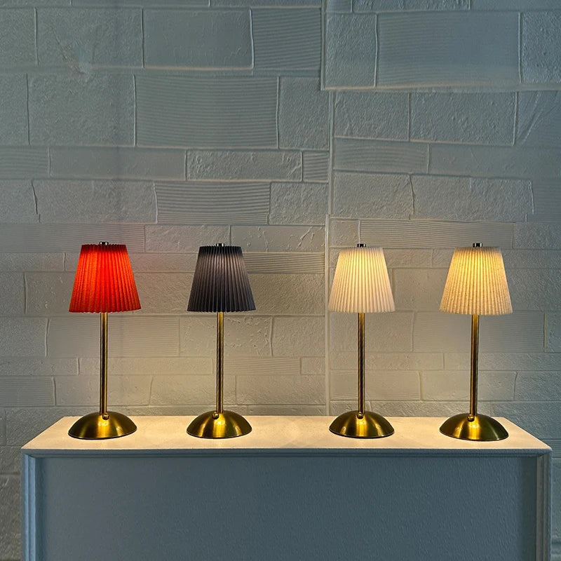 Lampe sans fil à abat-jour plissé, rouge, grège ou bleu – Cavalaire allumée