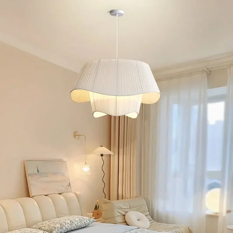 Suspension plissée en tissu blanc, style moderne – Grignan allumée