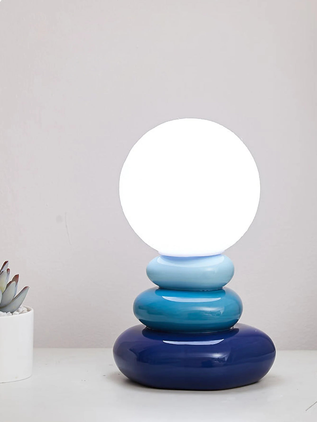 Lampe galets de céramique et globe opalin, trois teintes – Vieste allumée