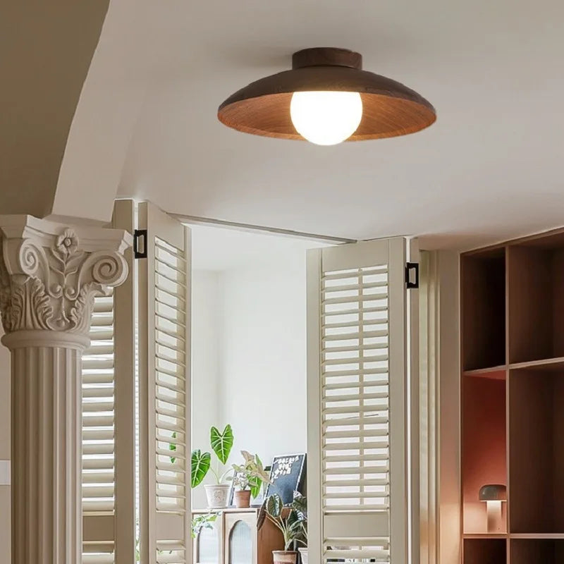 Plafonnier coupelle effet noyer et globe opalin – Rustrel, vue d’ambiance