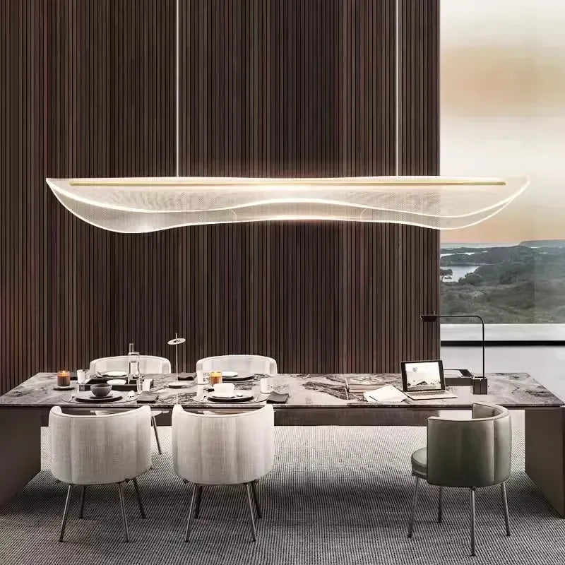 Suspension LED feuille d'acrylique ondulée, 98 à 148 cm – Noirmoutier, vue d’ambiance
