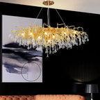 Suspension à branches dorées et gouttes de cristal – Royale dans un intérieur