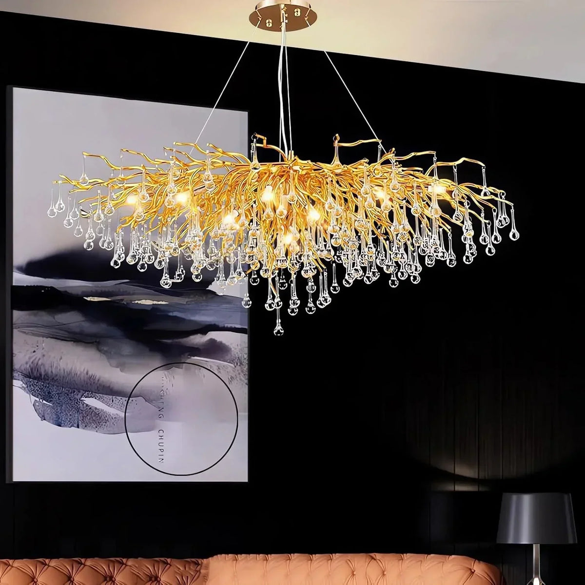Suspension à branches dorées et gouttes de cristal – Royale dans un intérieur