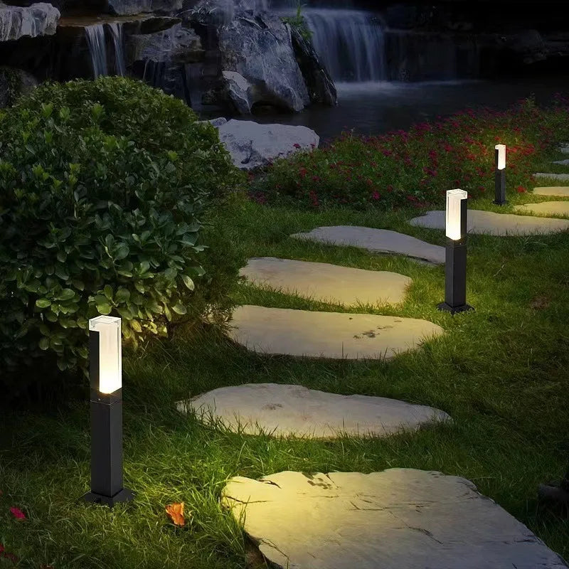 Petite borne de jardin carrée, tête lumineuse, 30 cm – Moliets, en situation