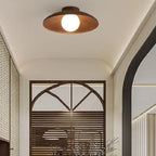 Plafonnier coupelle effet noyer et globe opalin – Rustrel dans un intérieur
