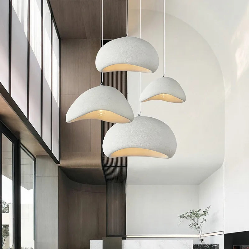 Suspension galet wabi-sabi blanc ou gris, Ø 30 à 60 cm – Teshima, vue d’ambiance