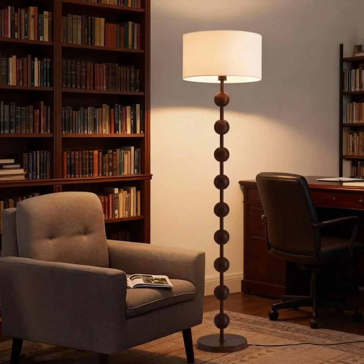 Lampadaire pied en perles de bois et abat-jour tambour – Lioux, vue d’ambiance