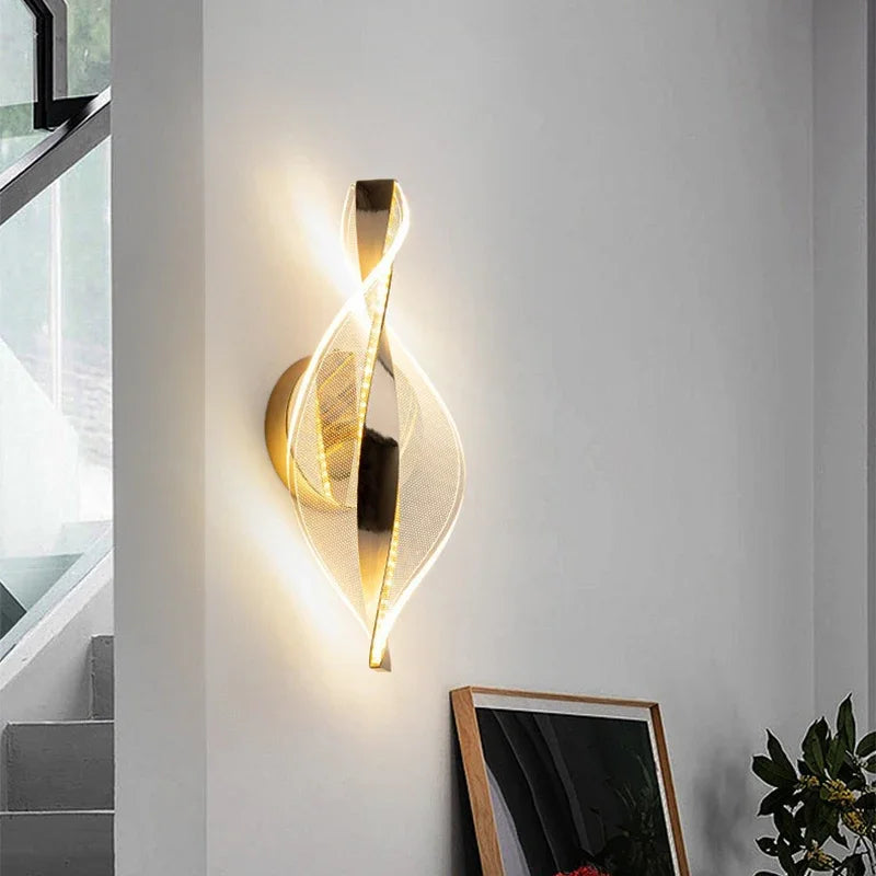 Applique LED torsade dorée et acrylique, H 30 cm – Bardolino, vue d’ambiance