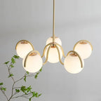 Suspension 6 globes opalins à bras ondulés – Antibes allumée