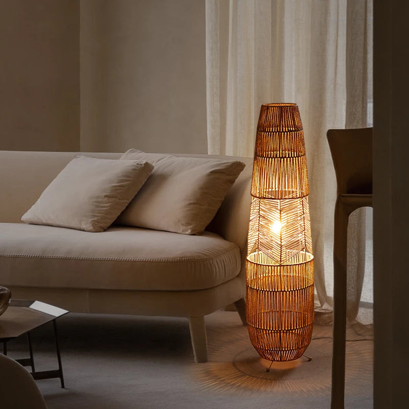 Lampadaire ou lampe en rotin tressé main, forme fuselée – Tourtour, vue d’ambiance