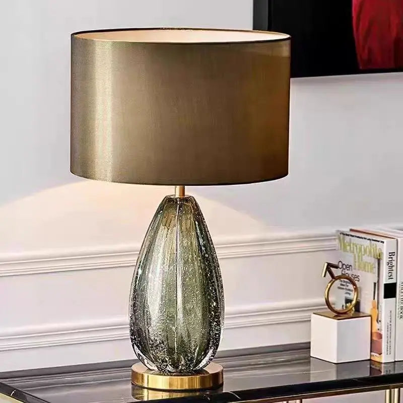 Lampe à poser en verre soufflé coloré et abat-jour – Bevagna allumée