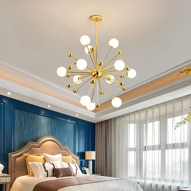 Lustre Spoutnik doré à globes opalins, 11 à 18 lumières – Sceaux, vue d’ambiance