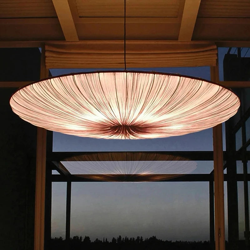 Suspension soucoupe en tissu plissé wabi-sabi – Tamba, vue d’ambiance