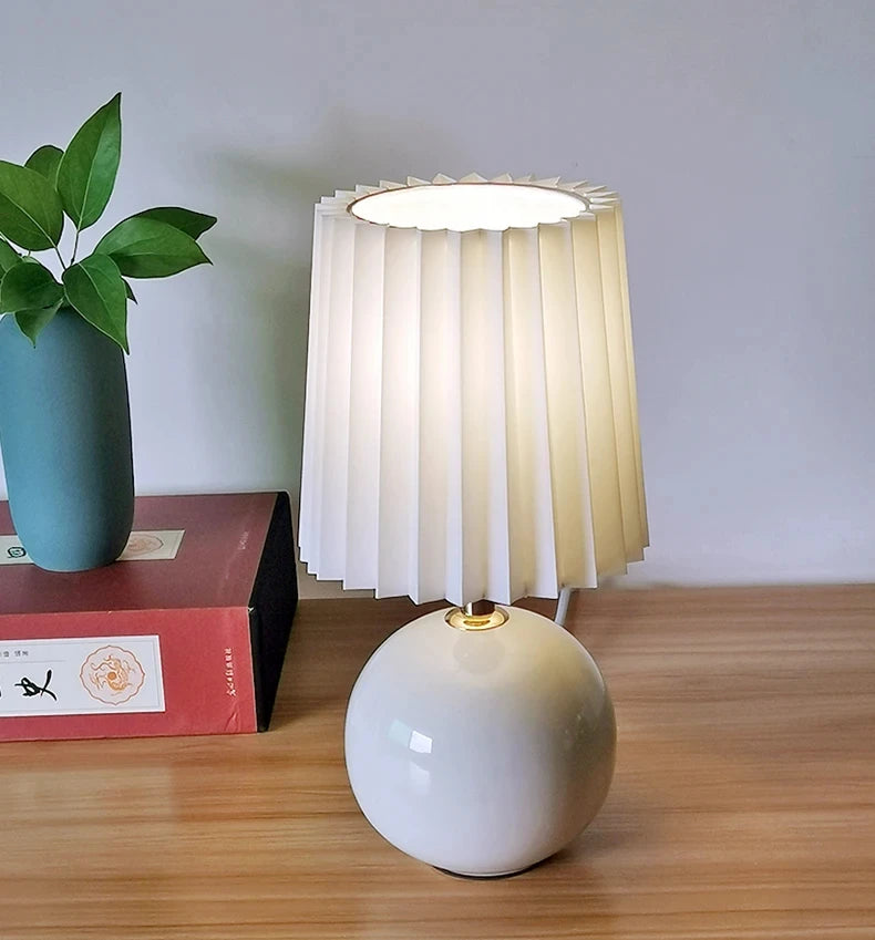 Lampe pied boule en céramique et abat-jour plissé – Marsanne dans un intérieur