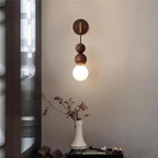 Applique perles de noyer ou bois clair et globe opalin – Nagahama dans un intérieur