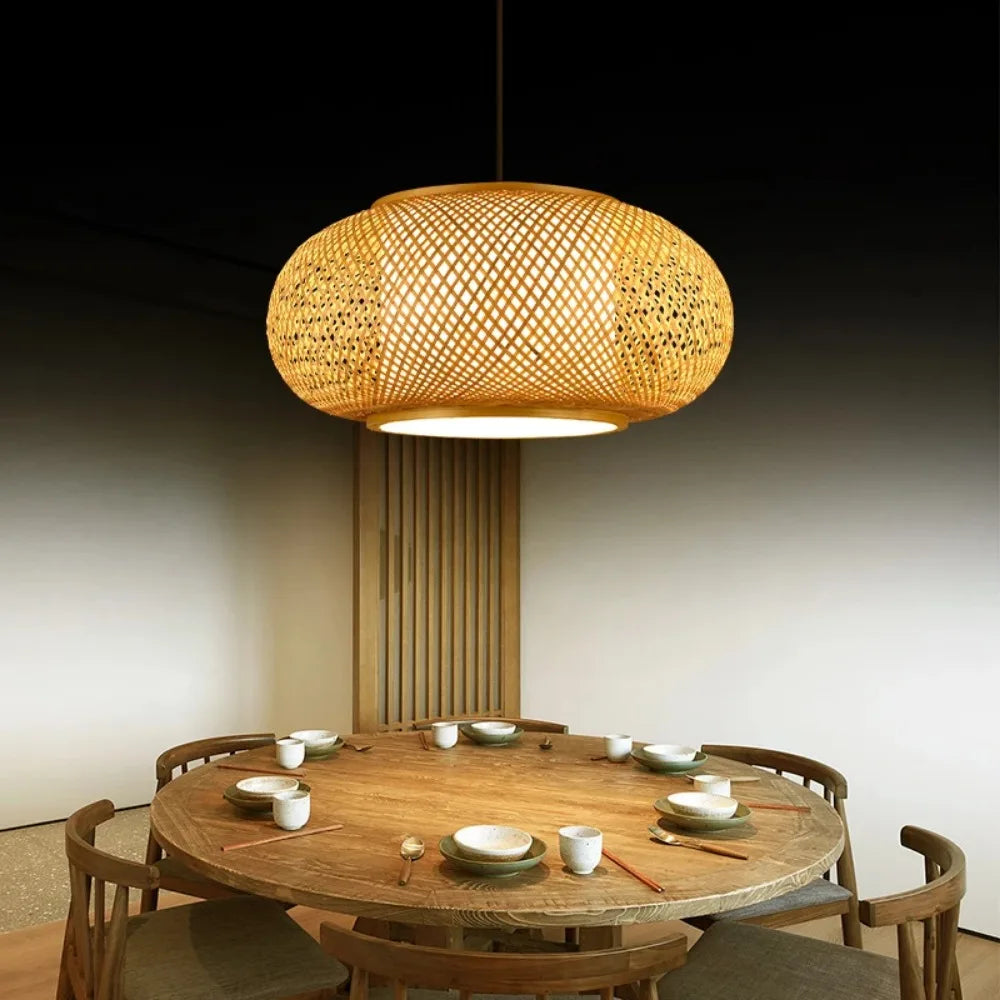 Suspension lanterne en bambou tressé – Gujo dans un intérieur